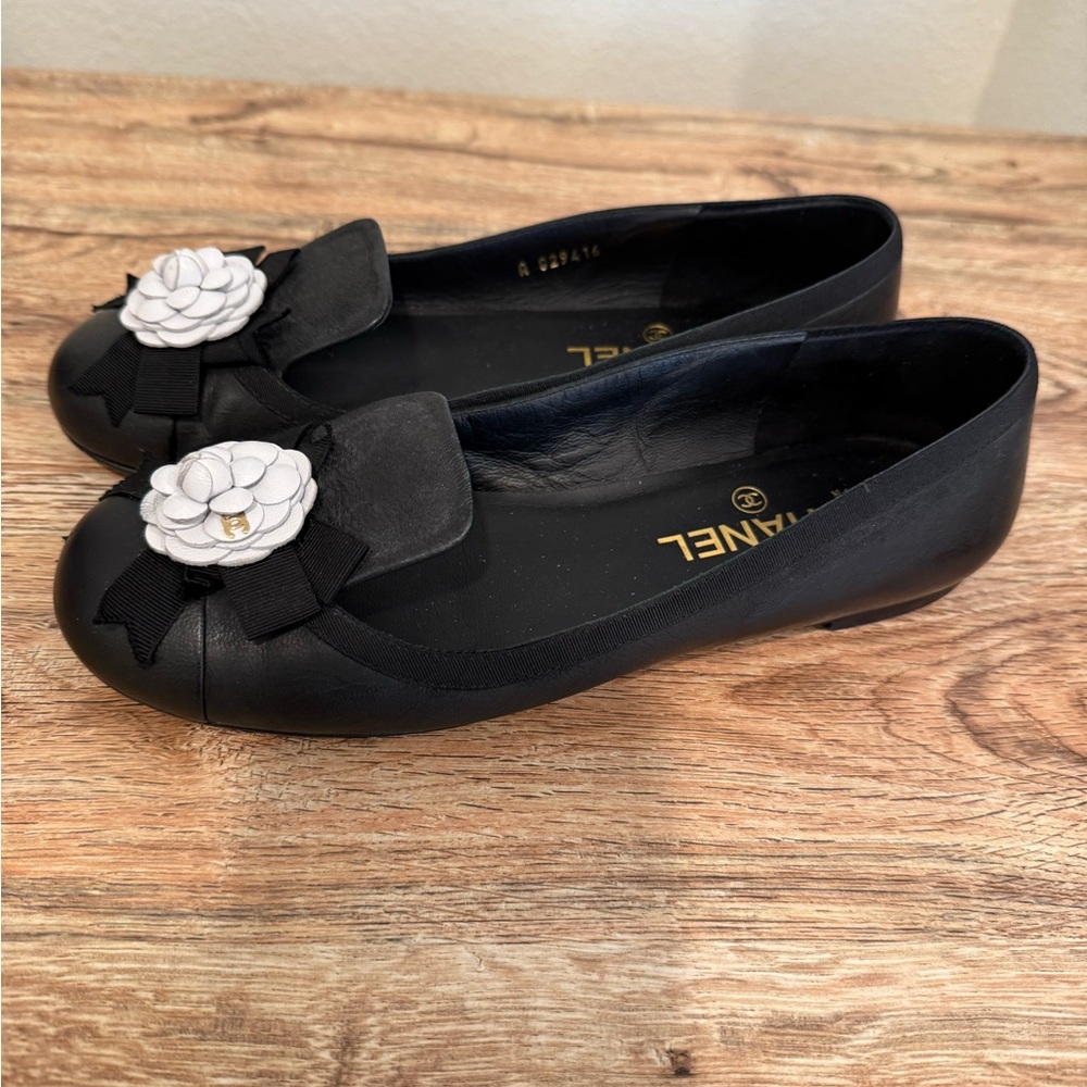 CHANEL Black Flats with White Floral Detail - Picture 2 of 4